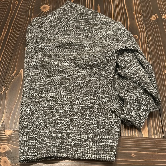 Off the shoulder sweater - Picture 2 of 6